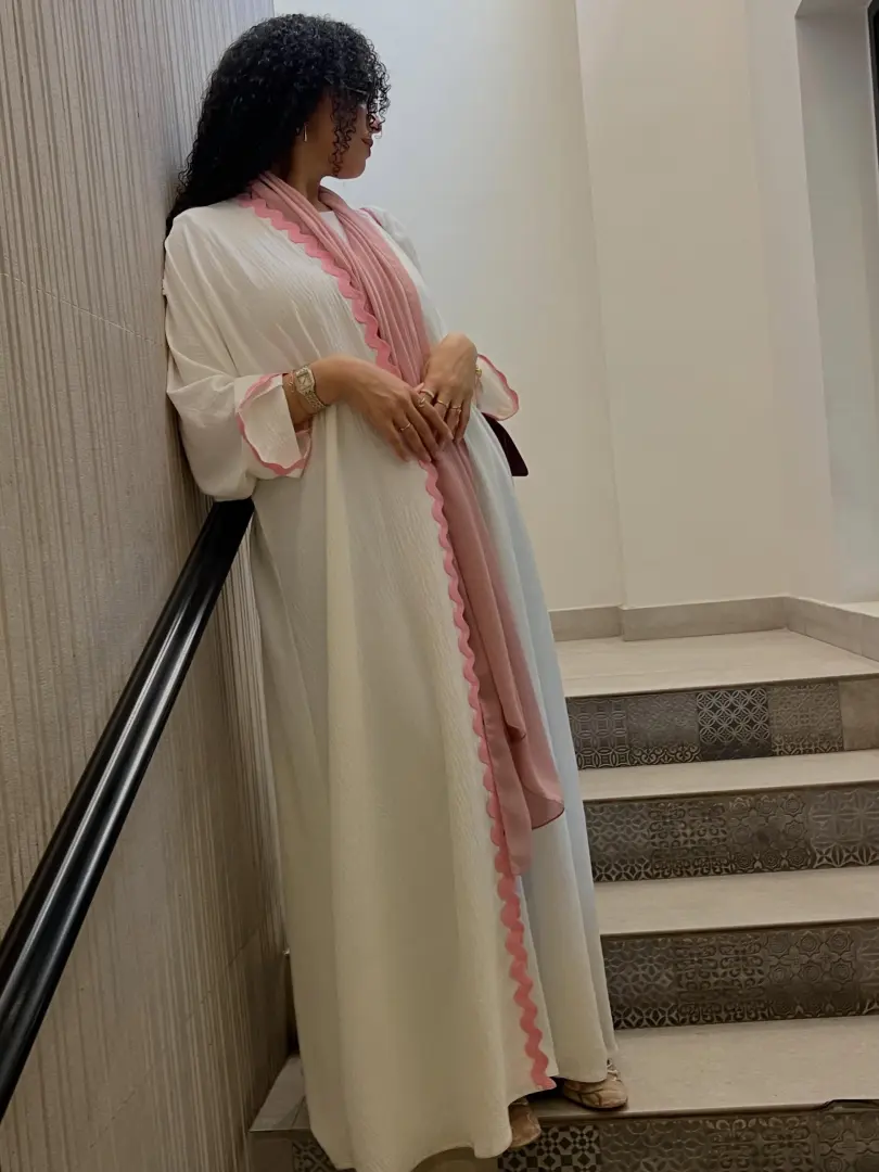 عباية جميلة باللون الوردي